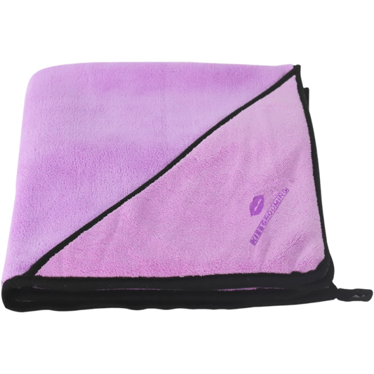 Lilla microfiber håndklæde til hund fra Kiss Grooming. Fås hos GroomUs.